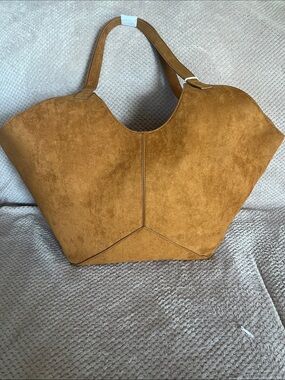 Universal Thread Suede Tote in Camel
